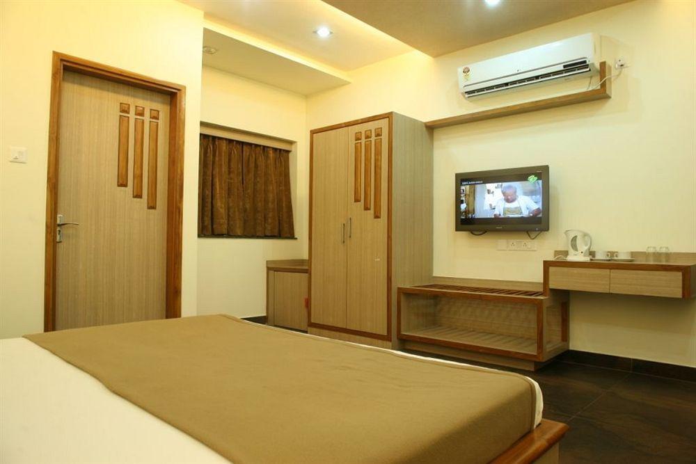 Hotel Trimoorti Kolkata Eksteriør bilde