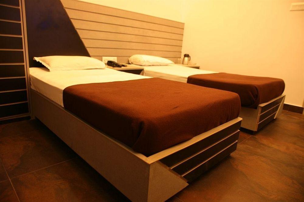 Hotel Trimoorti Kolkata Eksteriør bilde