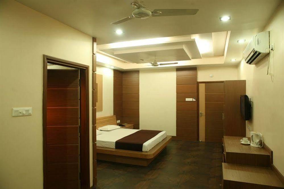 Hotel Trimoorti Kolkata Eksteriør bilde
