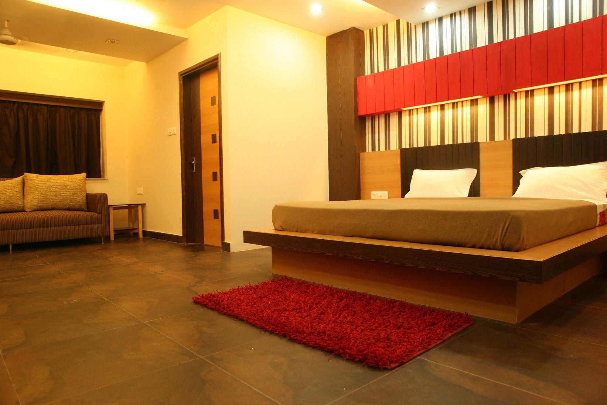 Hotel Trimoorti Kolkata Eksteriør bilde