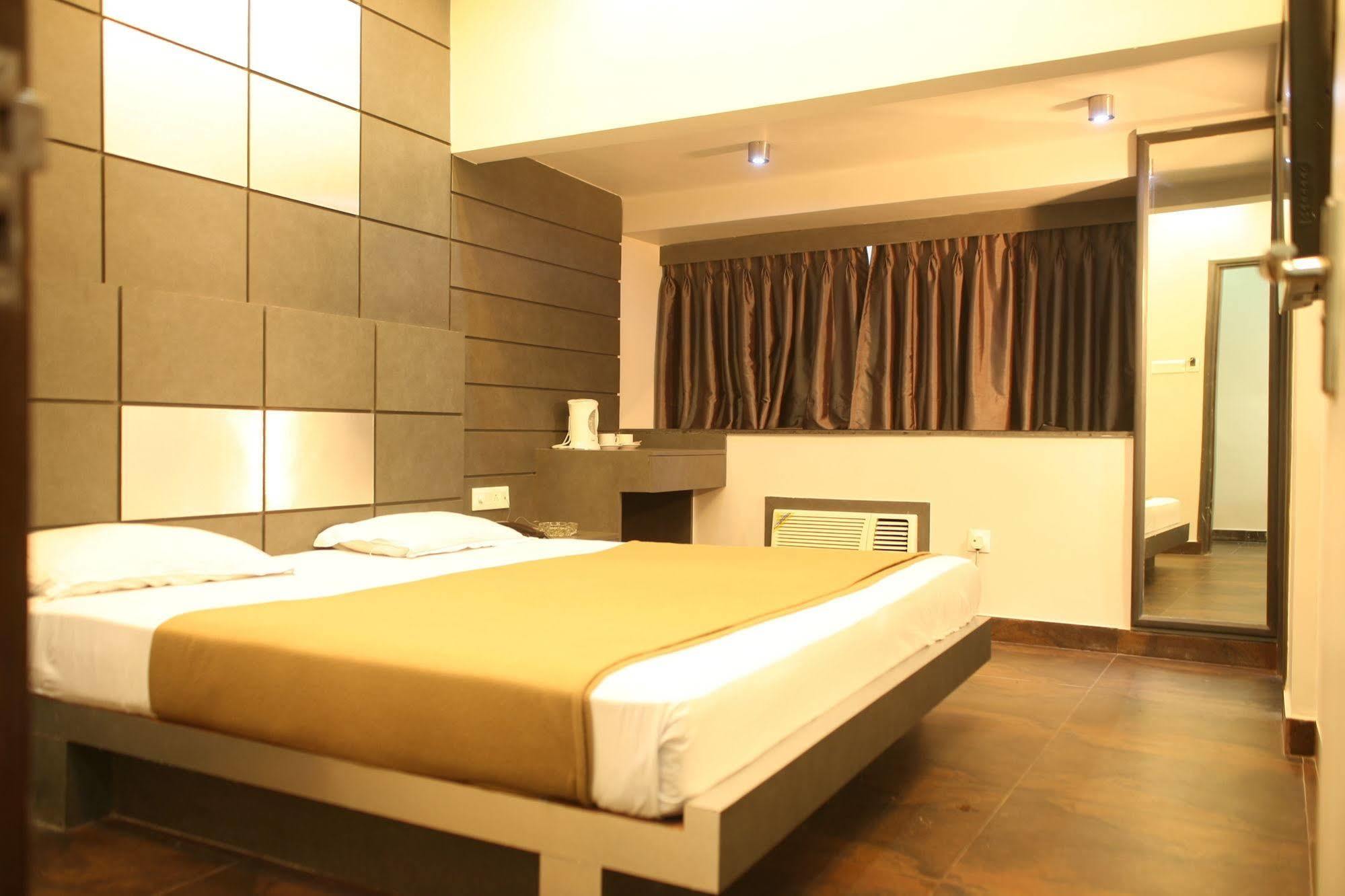 Hotel Trimoorti Kolkata Eksteriør bilde