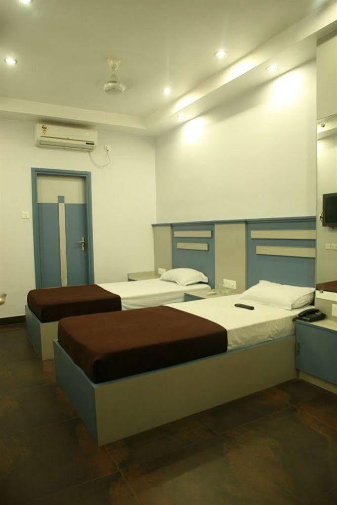 Hotel Trimoorti Kolkata Eksteriør bilde