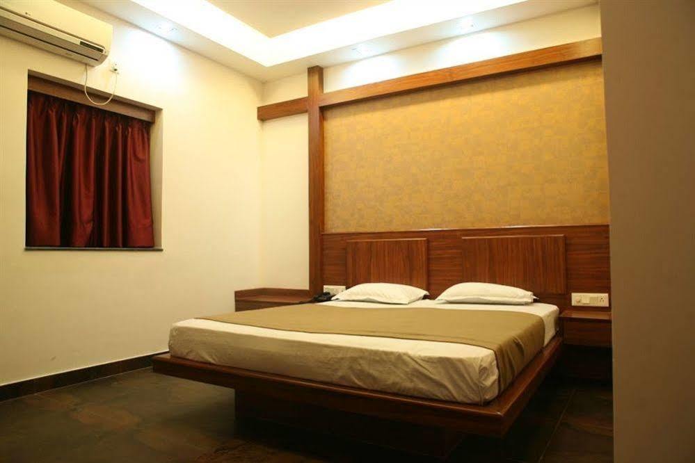 Hotel Trimoorti Kolkata Eksteriør bilde