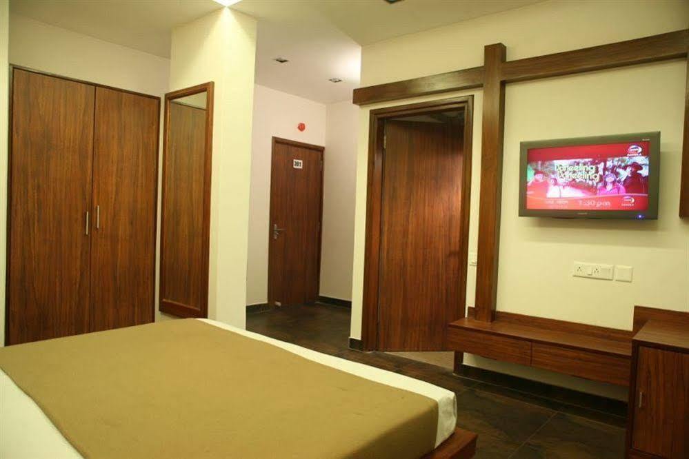 Hotel Trimoorti Kolkata Eksteriør bilde